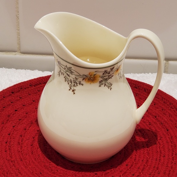 ROYAL DOULTON Creamer “Nicole” from the Romance Collection - Picture 1 of 7
